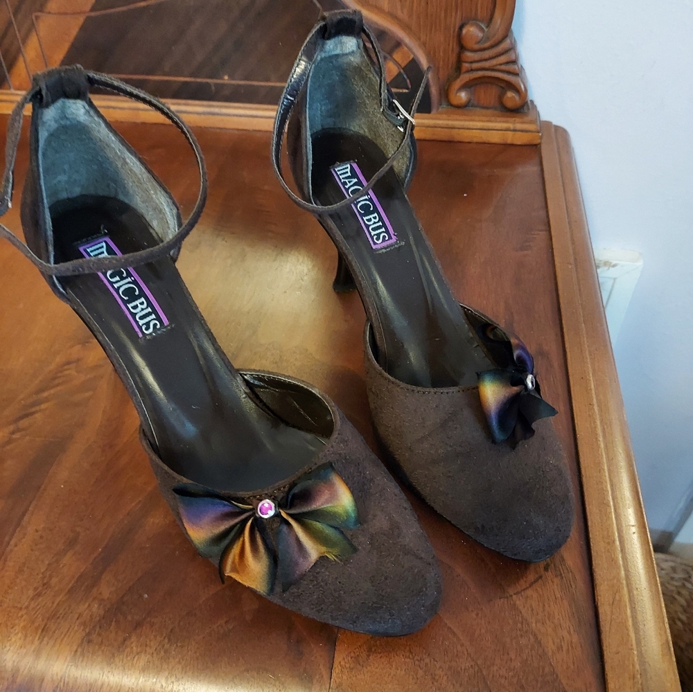 Suede ankle strap round toe pump